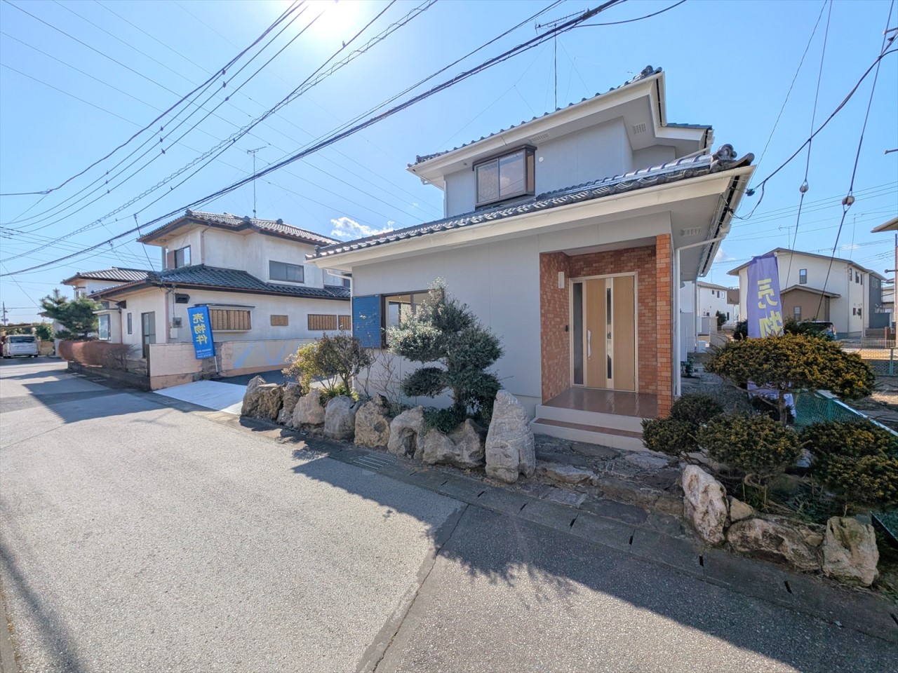 東向きの玄関なので朝陽がたっぷりと差し込みます！車通りが落ち着いた道路で子育て世帯にも安心です♪(2026年3月撮影)※リフォーム後