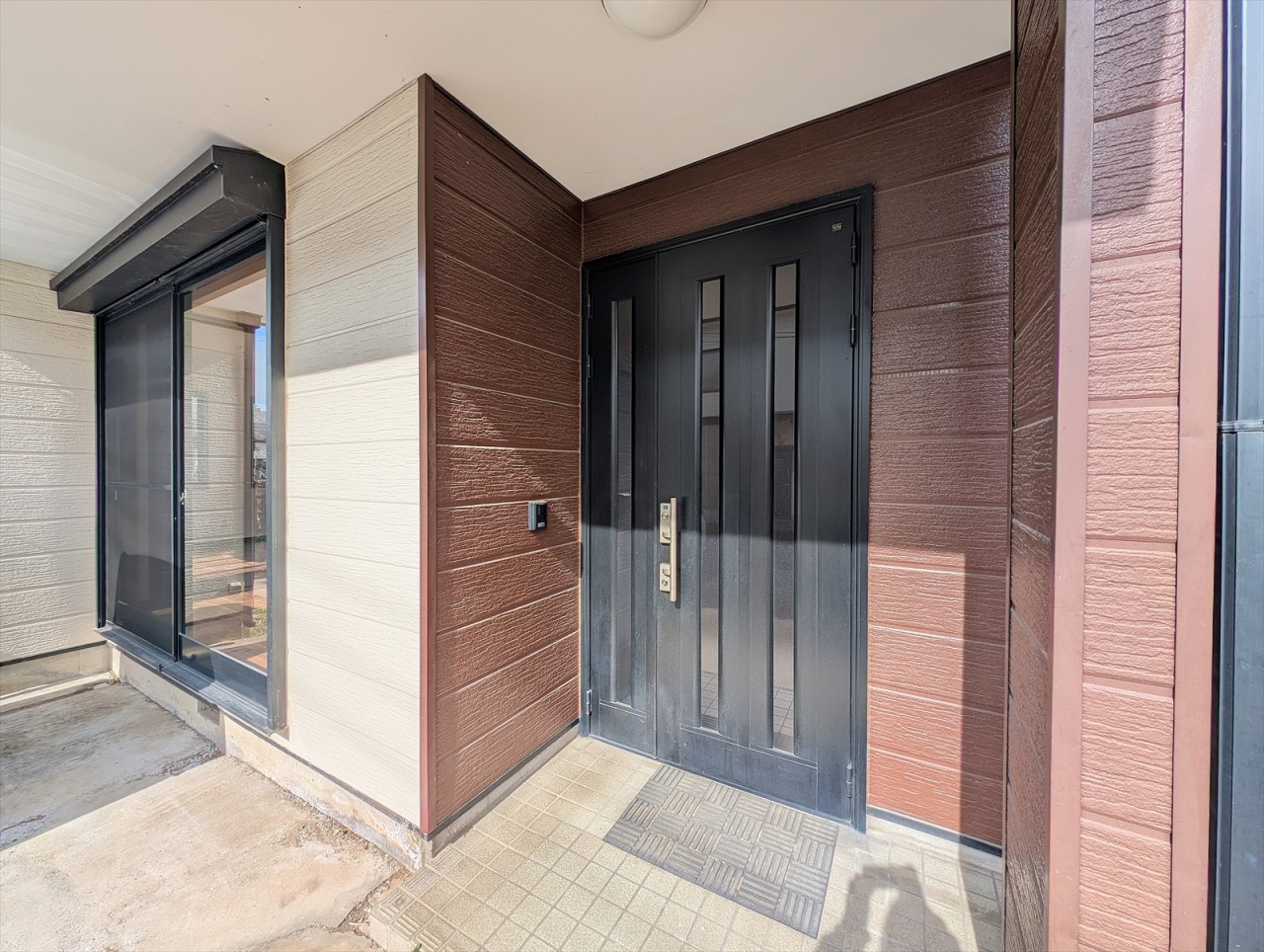 朝日もたっぷり差し込む南向きの玄関です！玄関ポーチが広いので雨の日でも濡れにくく安心です♪(2026年2月撮影)※リフォーム後写真