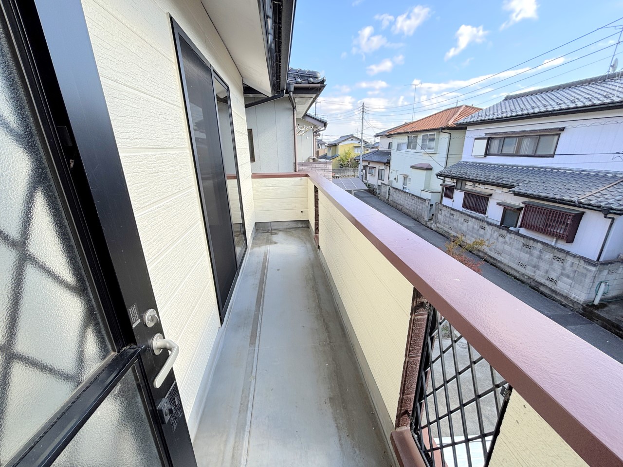 南向きで日当たりの良いバルコニーです！洋室二部屋から出入りできるので、お洗濯物やお布団を干す際も楽ちんです♪(2026年2月撮影)※リフォーム後写真