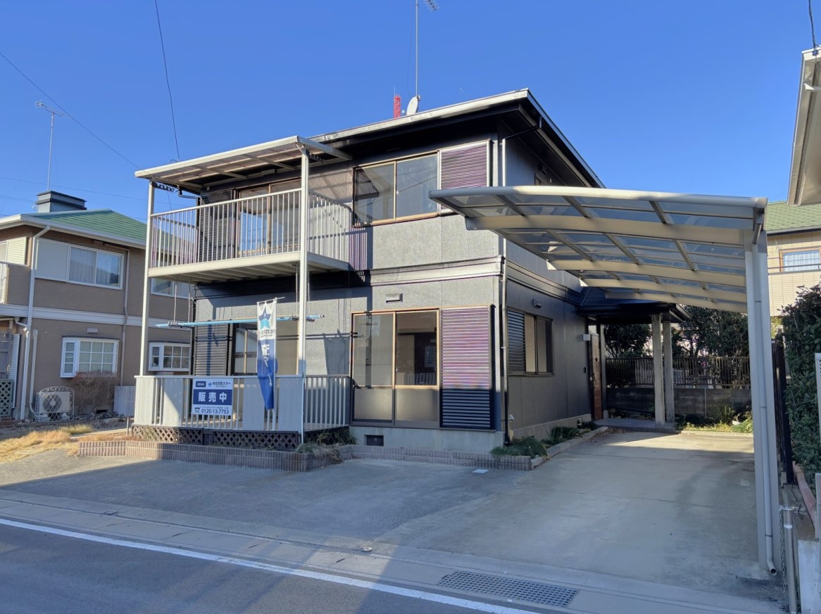 カーポート付きの駐車場なので雨の日でも濡れにくく安心です。※2025年12月撮影（リフォーム後写真）