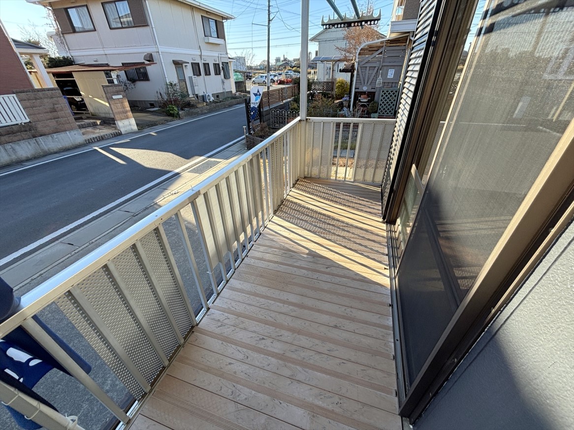 1階にもバルコニーがございます。2階に行かずにお洗濯物が干せる嬉しい設計です。※2025年12月撮影（リフォーム後写真）
