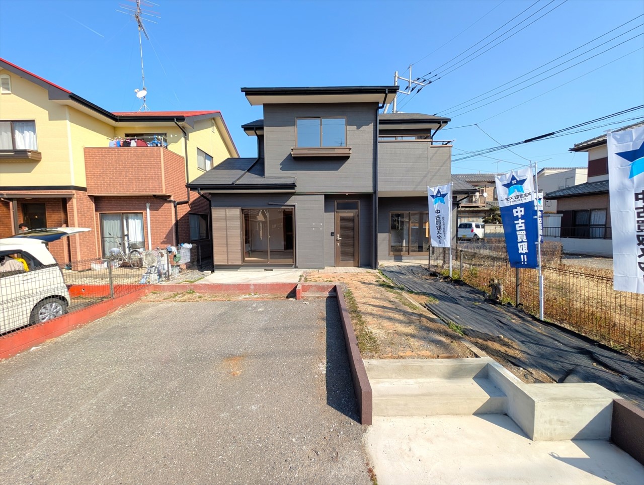 駐車が苦手な方にも安心な並列駐車です！車通りの落ち着いた6ｍの道路で焦らず駐車ができます♪(2026年2月撮影)※リフォーム後写真