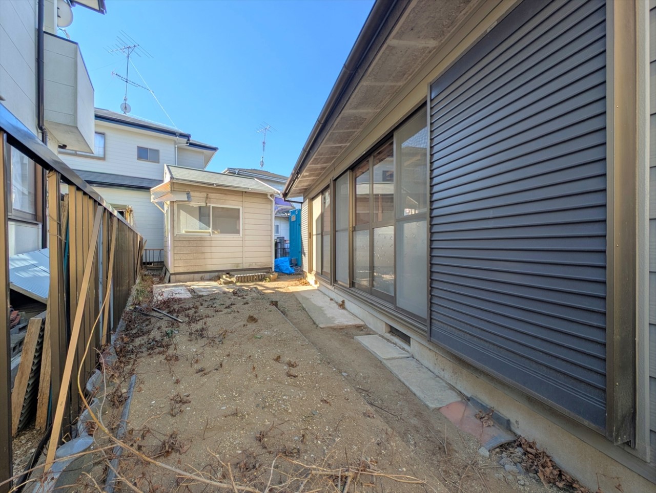 建物南東側にはお庭スペースがございます！道路から離れたお庭なのでプライベートが守られます♪(2026年1月撮影)※リフォーム中写真