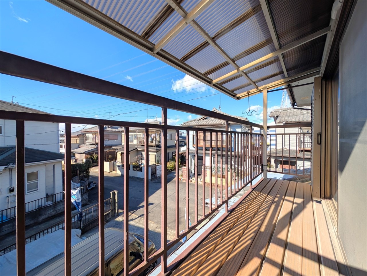 南西向きの陽当たり良好なバルコニーです！お洗濯物がたくさん干せて便利です♪(2026年1月撮影)※リフォーム中写真