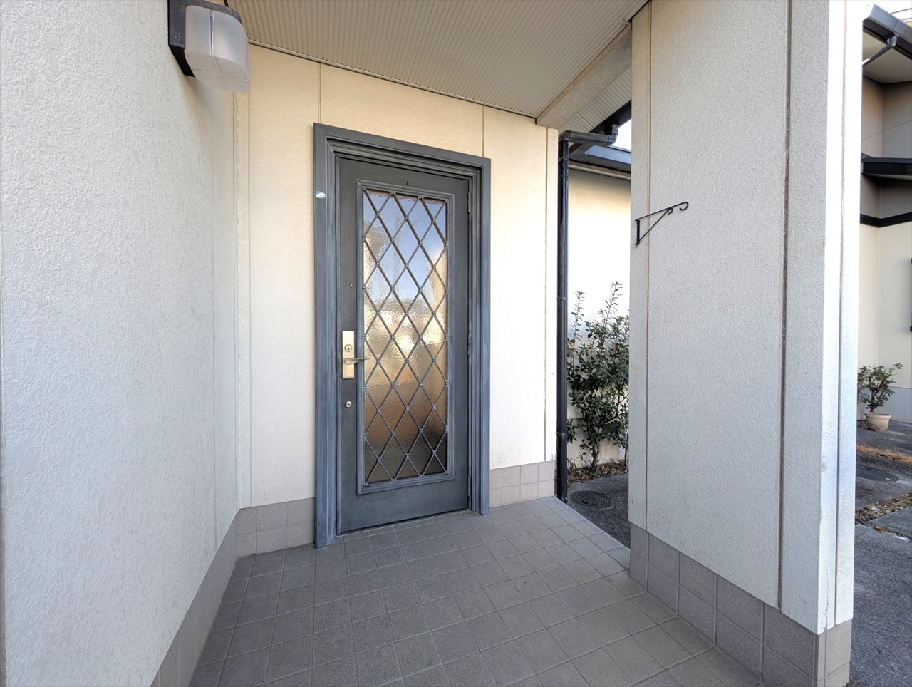 広々とした玄関ポーチです！雨の日でも濡れにくく荷物の運び入れも楽ちんです♪(2026年1月撮影)