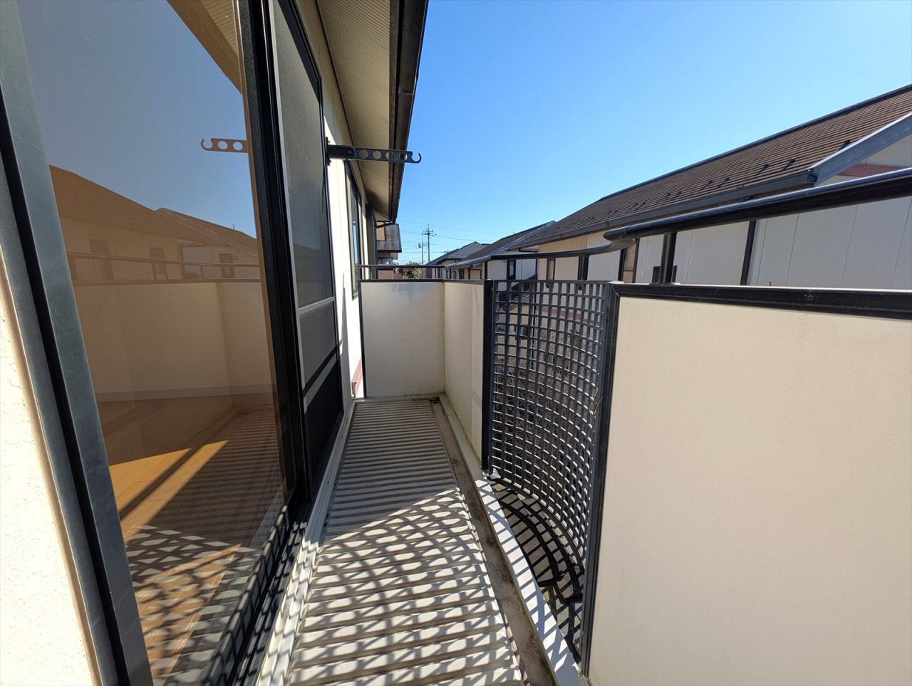 南西向きの陽当たり良好なバルコニーでお洗濯物が良く乾きます♪(2026年1月撮影)