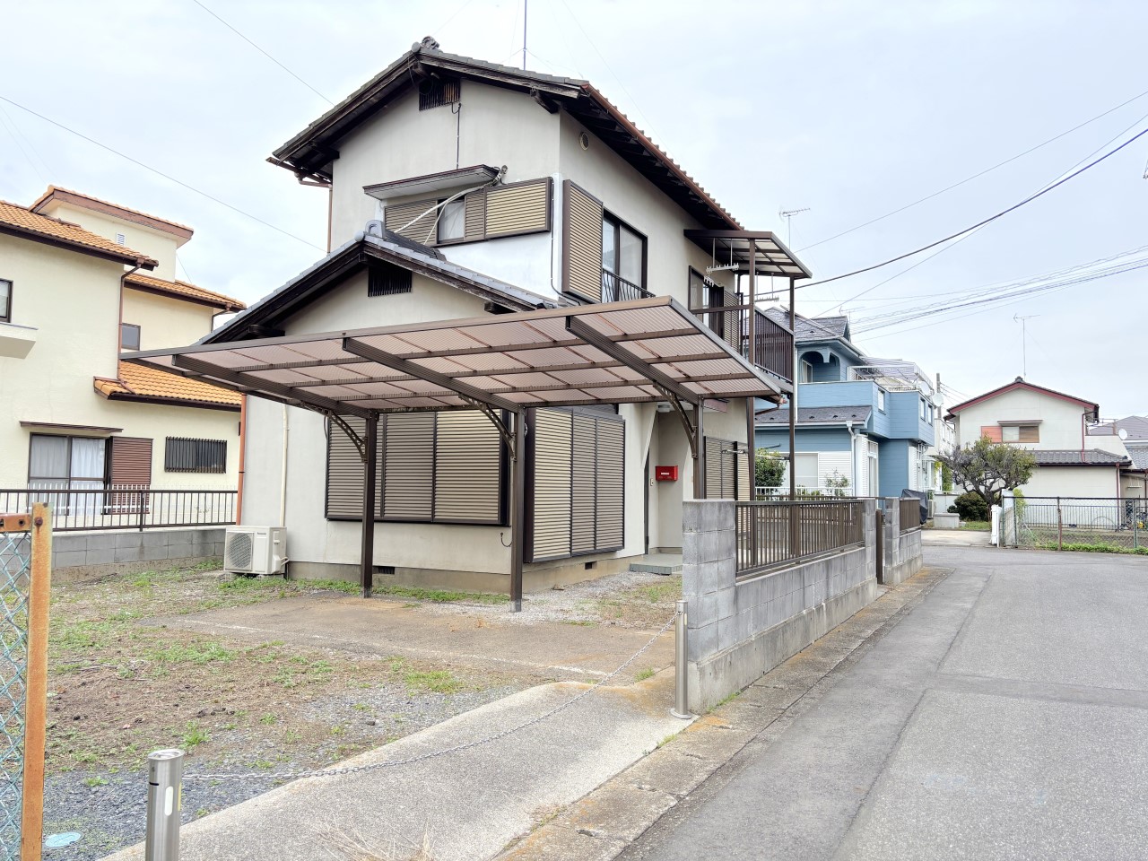 南側前面は約6ｍ道路で、車通りも少なく駐車もスムーズです！※2025年11月撮影