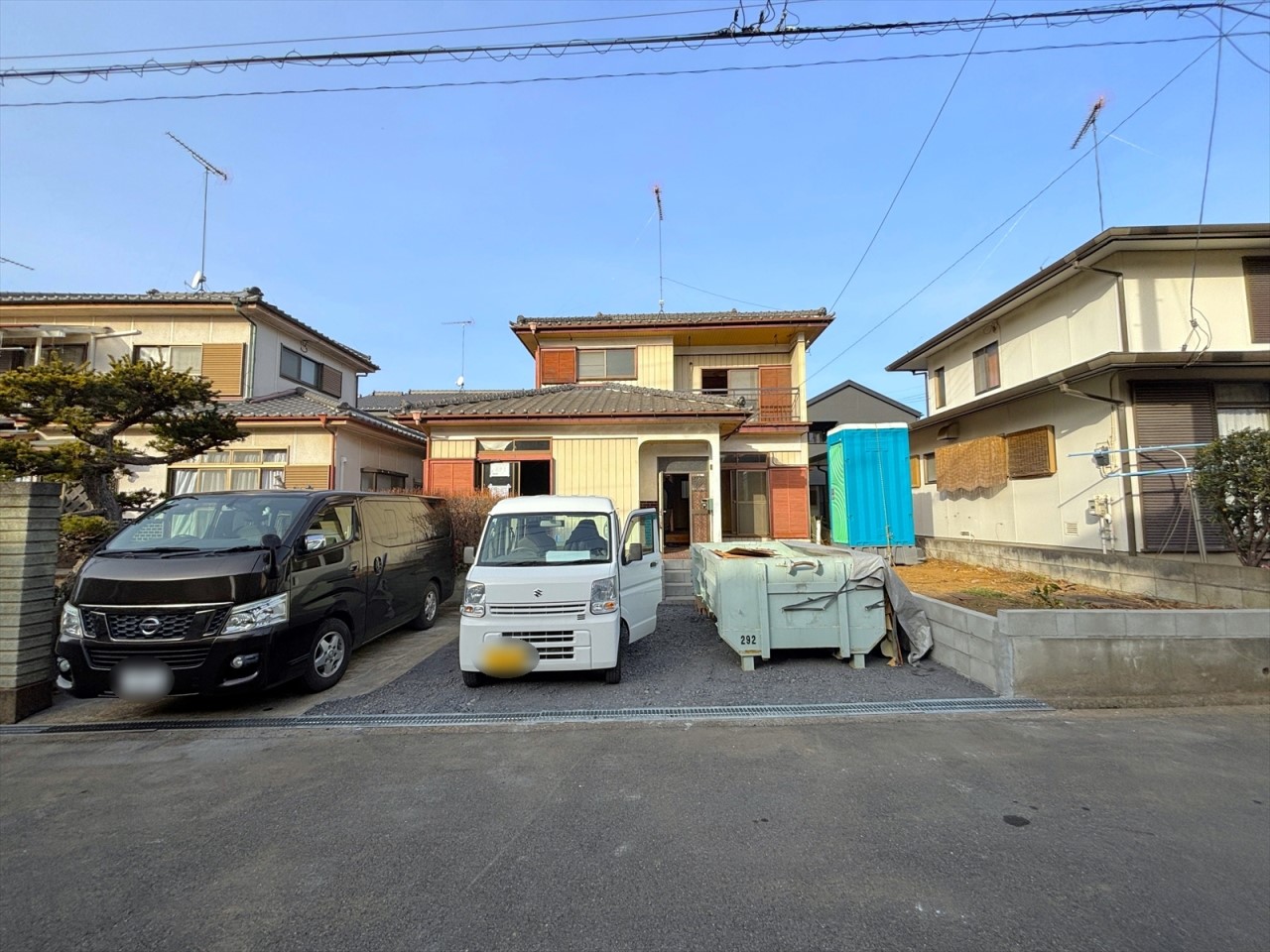 並列駐車3台可能です！車通りの落ち着いた前面道路で焦らず駐車ができます♪(2026年1月撮影)※リフォーム中写真