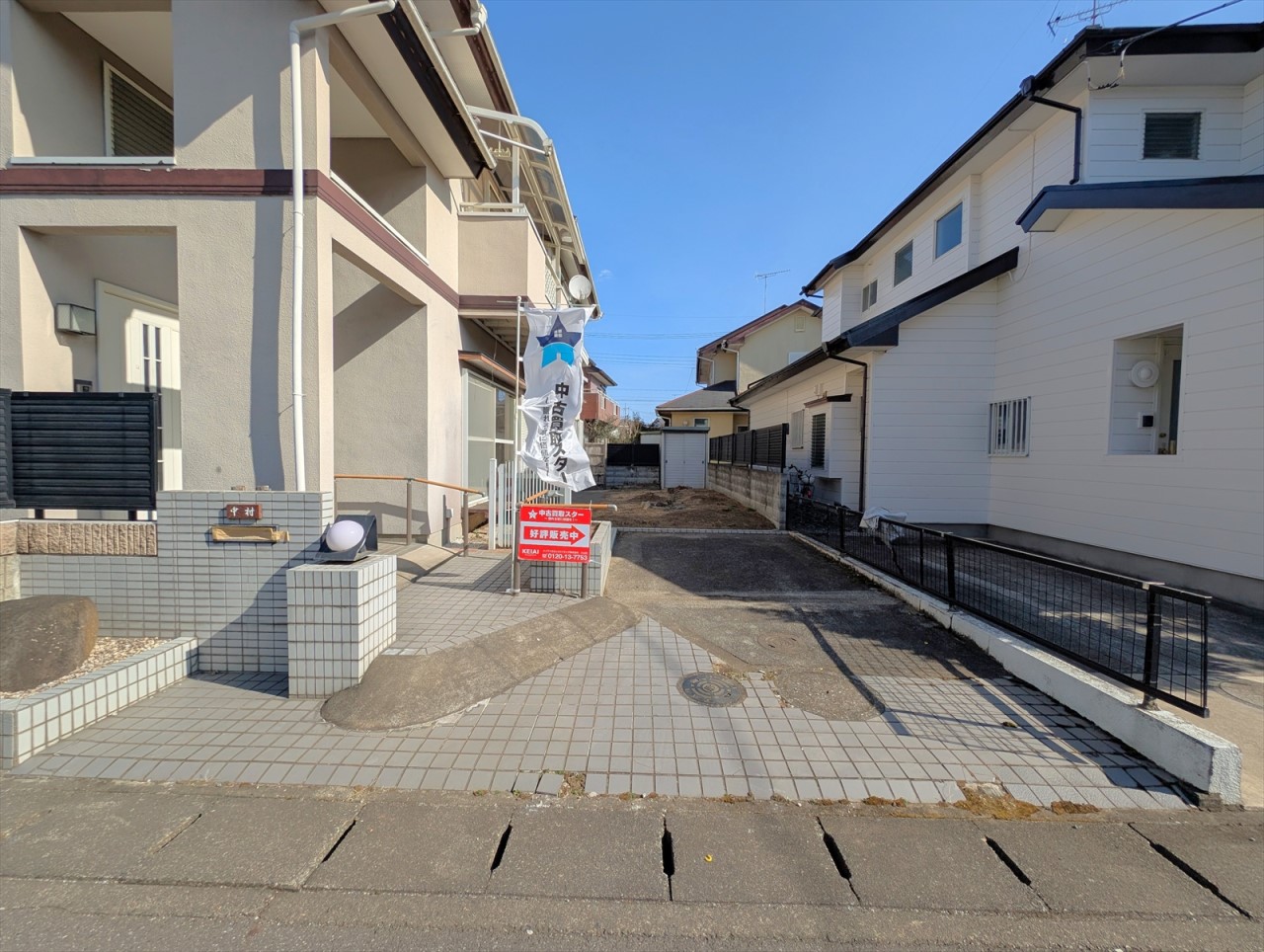 玄関近くの駐車スペースで荷物の運び込みも楽ちんです♪前面道路は落ち着いた車通りなので焦らず駐車ができます♪(2026年1月撮影)※リフォーム前