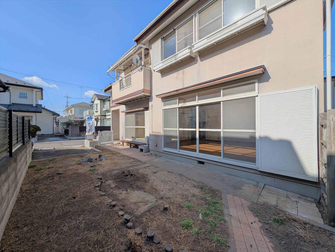 リビングから見渡すことのできるお庭スペースです！ガーデニングなども楽しめます♪(2026年1月撮影)※リフォーム前