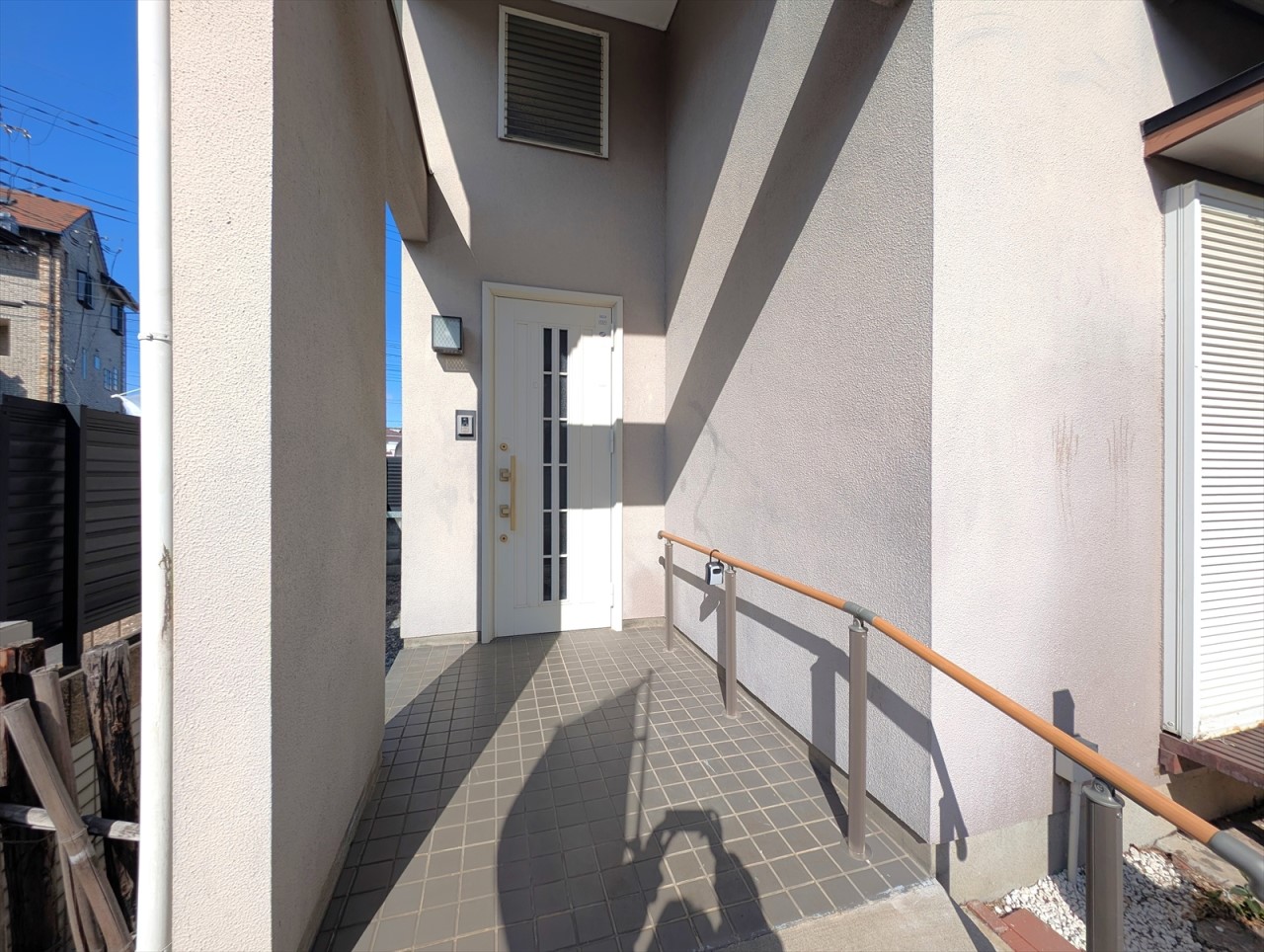 スロープと手すりのある玄関ポーチです！広い玄関ポーチで雨の日でも濡れにくく安心です♪(2026年1月撮影)※リフォーム前