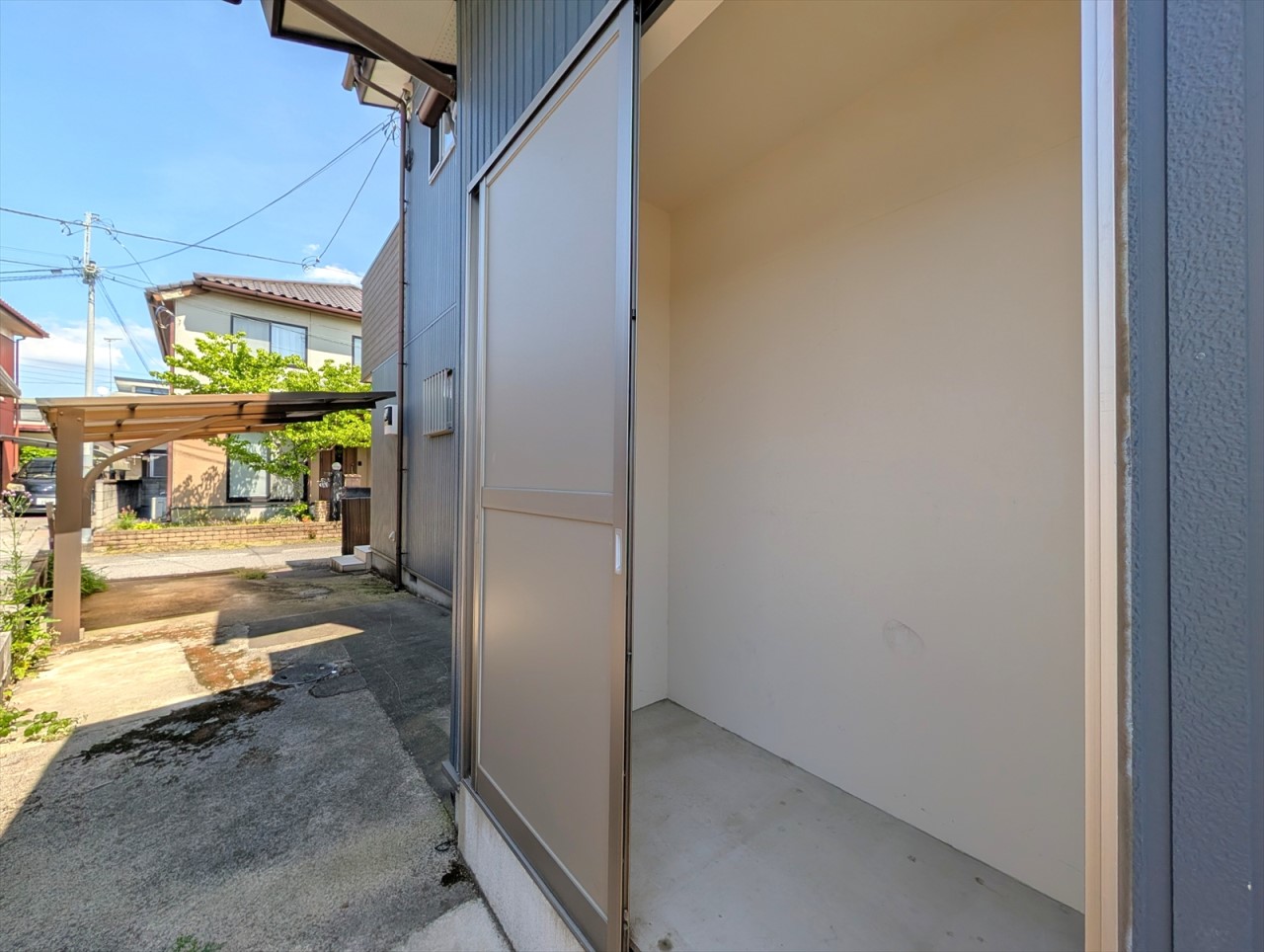 建物北側には物置もございます！ガーデニング用品やカー用品の収納場所としておすすめです♪(2026年5月撮影)
