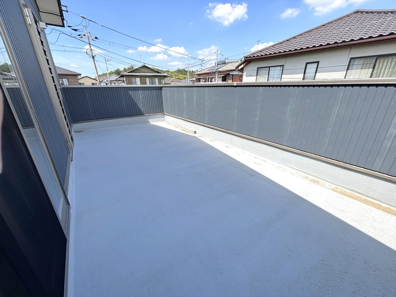 東向きの広々としたバルコニーです！陽当たりが良いのでお洗濯物を一度にたくさん干せます♪(2026年5月撮影)
