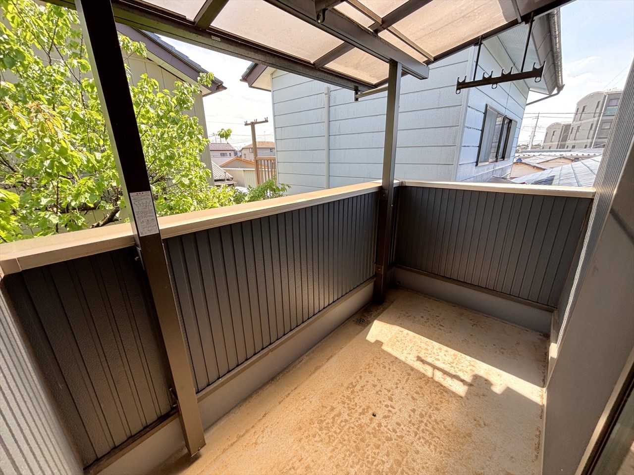 建物南面にもバルコニーがございます！屋根が付いているので急な雨でも安心です♪(2026年5月撮影)