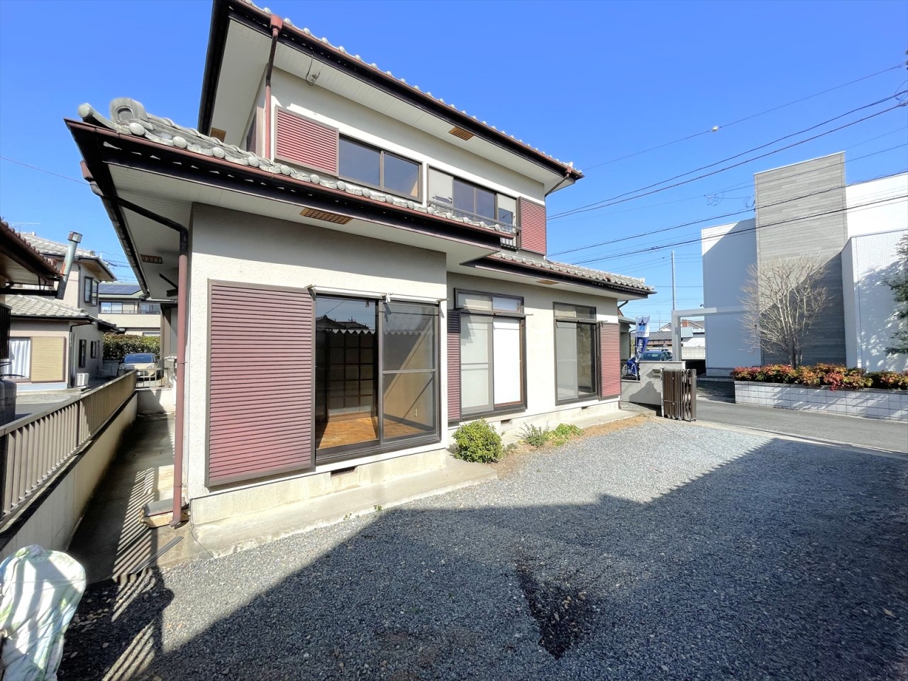 車種によっては4台駐車可能です！並列駐車ができるので駐車が苦手な方にも安心です♪(2026年3月撮影)※リフォーム前写真