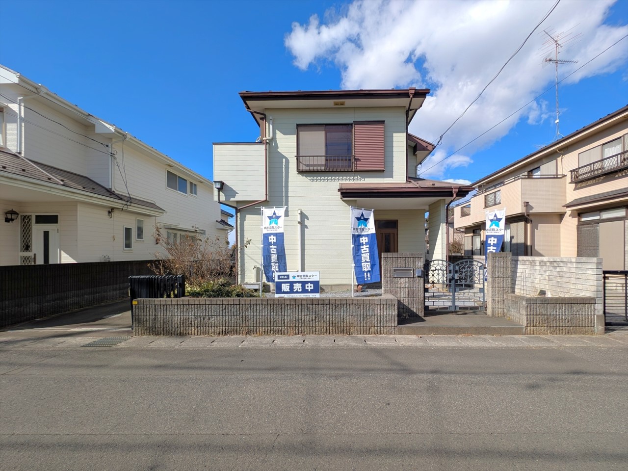 車種によっては駐車3台可能な広々駐車スペースです！前面道路は車通りが少ないので焦らず駐車ができます♪(2026年1月撮影)※リフォーム前写真