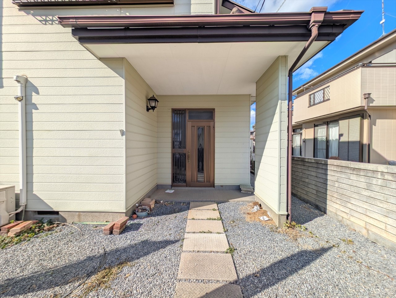 玄関前にもスペースがあるので物置なども置くことができます！ガーデニングなども楽しめますね♪(2026年1月撮影)※リフォーム前写真