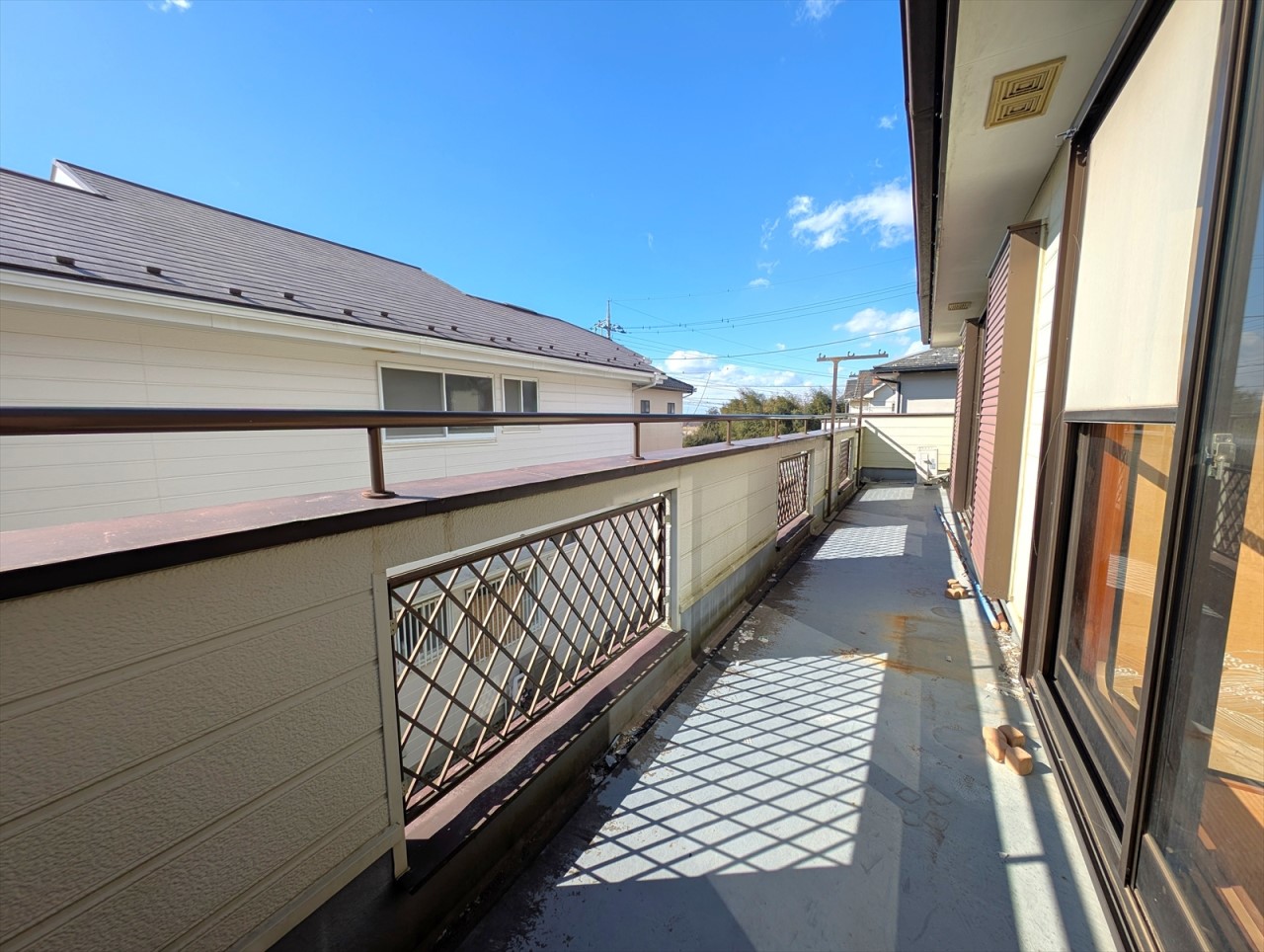 南向きの陽当たり良好なバルコニーです！2階の全居室から出入りできるので、お布団を干す際も楽ちんです♪(2026年1月撮影)※リフォーム前写真