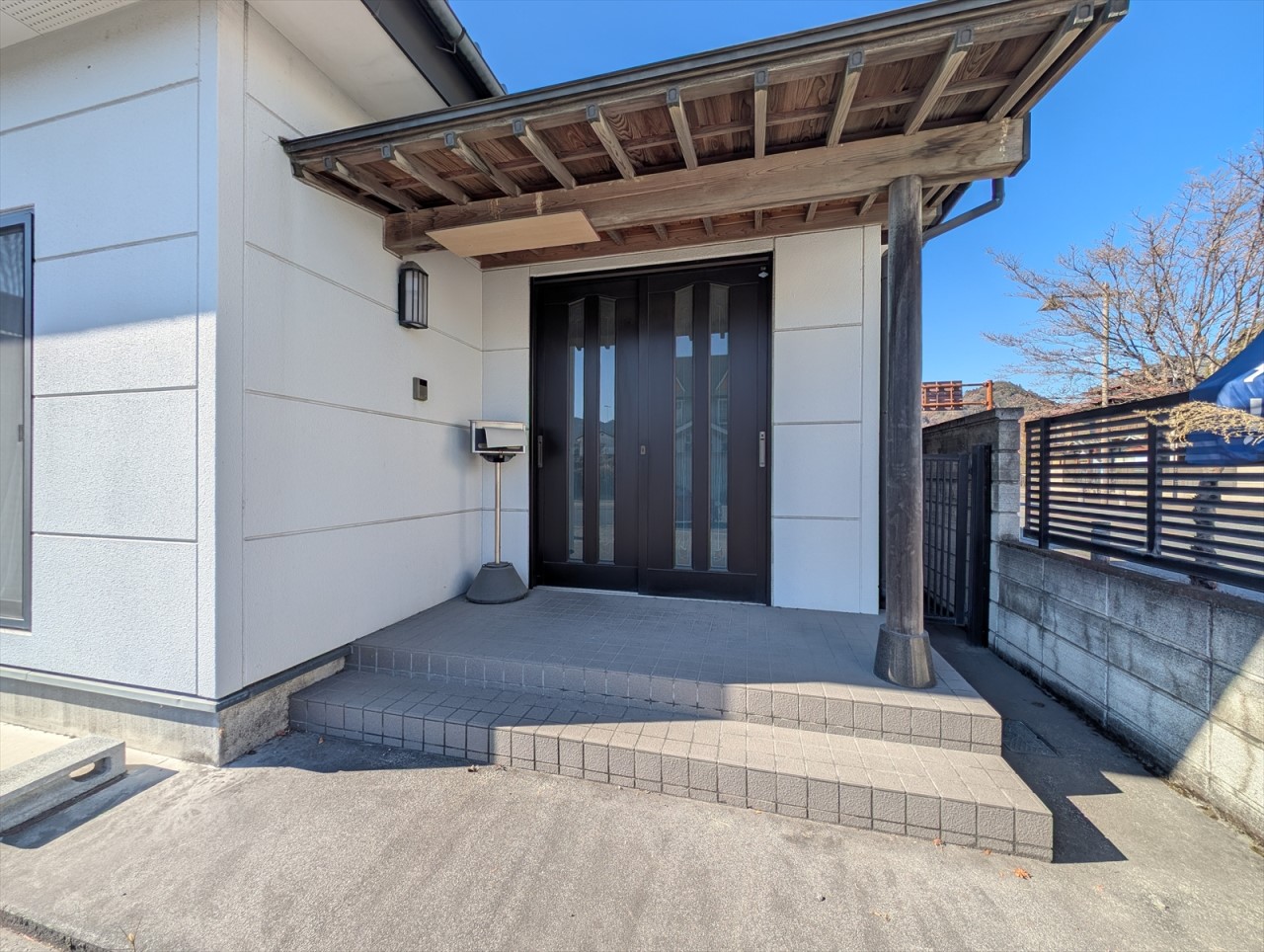 駐車場に近い玄関なので荷物の運び入れも楽ちんです！雨の日でも濡れにくく安心ですね♪(2026年1月撮影)※リフォーム前写真