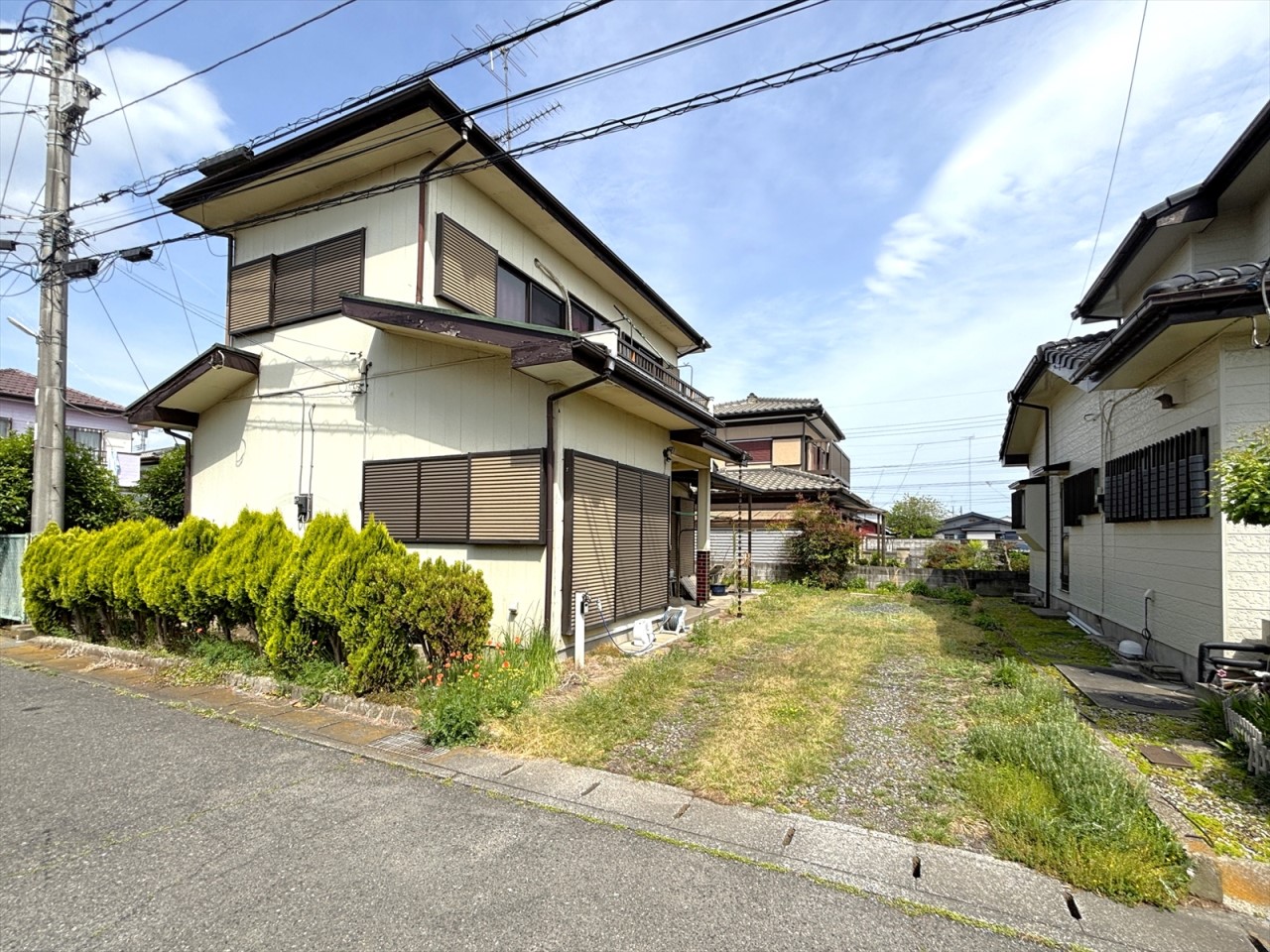 車通りの落ち着いた前面道路で焦らずに駐車ができます！幅員が６ｍと広いのですれ違いも安心です♪(2026年4月撮影)※リフォーム前写真