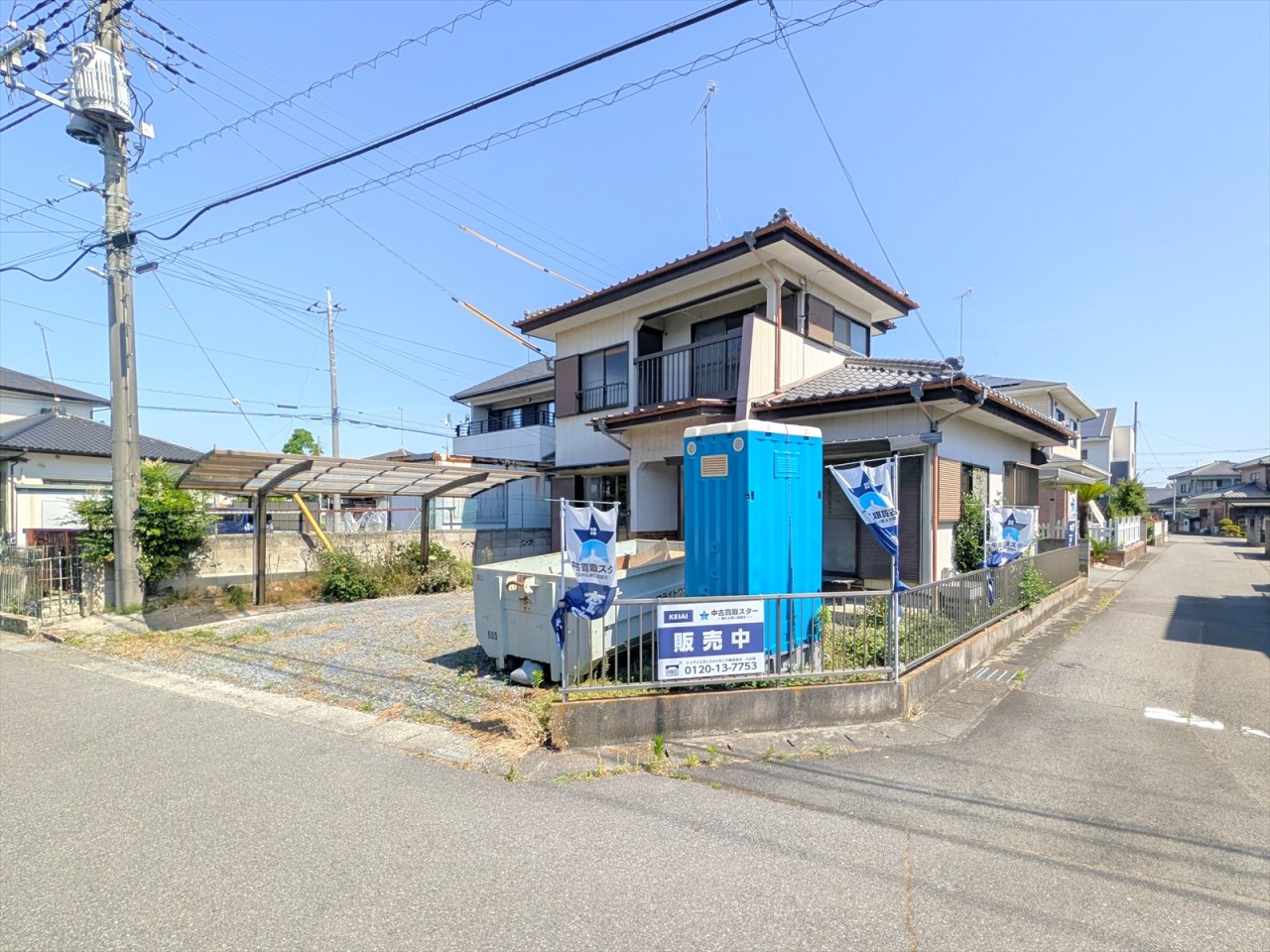 開放感のある南東角地で陽当たり良好です！道路とお庭スペースが1日の陽当たりを守ります！(2026年6月撮影)※リフォーム中写真