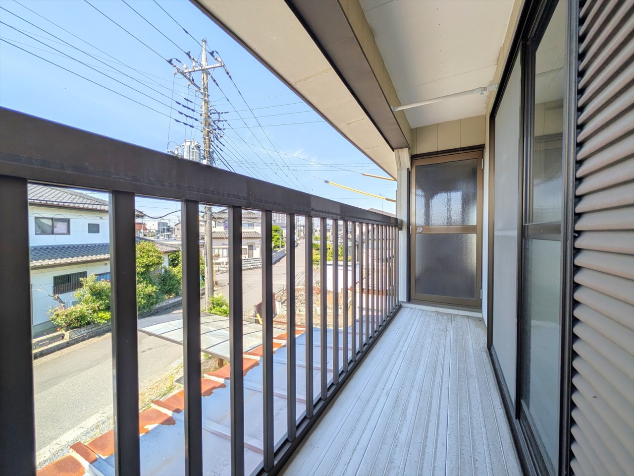南西向きで1日中陽当たり良好！二部屋から出入りできるのでお布団を干す際も楽ちんです！(2026年6月撮影)※リフォーム中写真