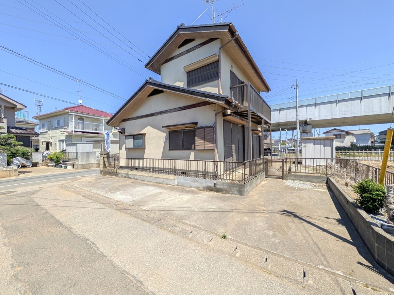 車種によっては駐車3台可能なゆとりある敷地です！お庭スペースもあるのでガーデニングも楽しめます！(2026年6月撮影)