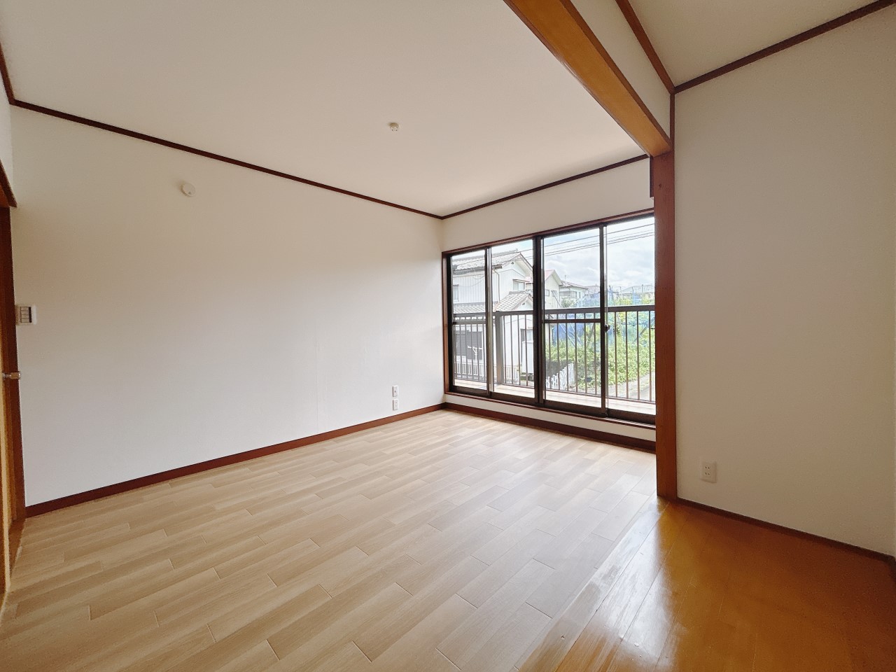 【洋室】日当たりの良いお部屋です！  ※リフォーム後写真
