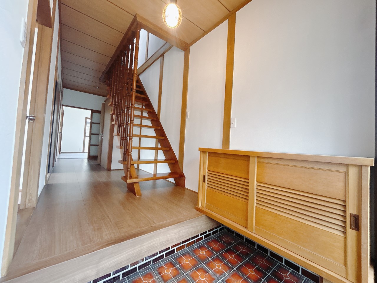 *. 玄関 .*  靴で散らかりがちな玄関も、下駄箱ががあればいつでもスッキリ。