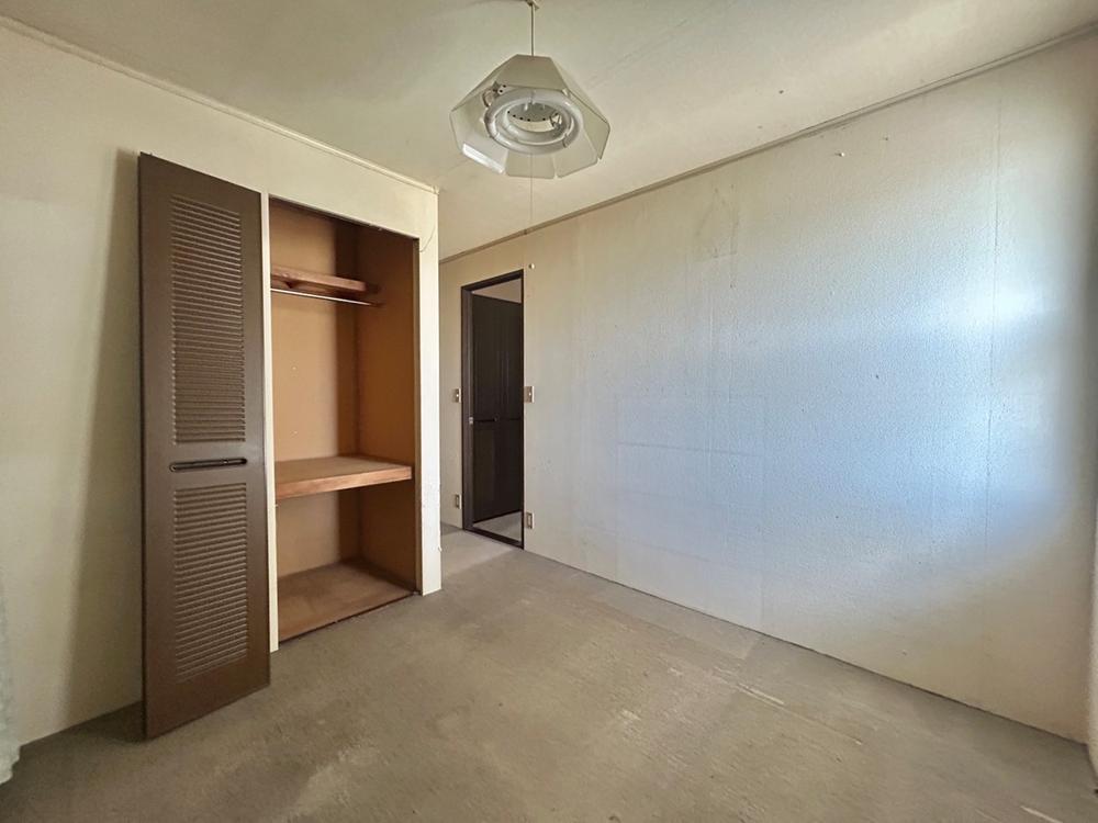 *. 2階洋室 .*　※リフォーム前写真  全室収納付きなので、お部屋が散らかりにくく広々と過ごすことができます＾＾