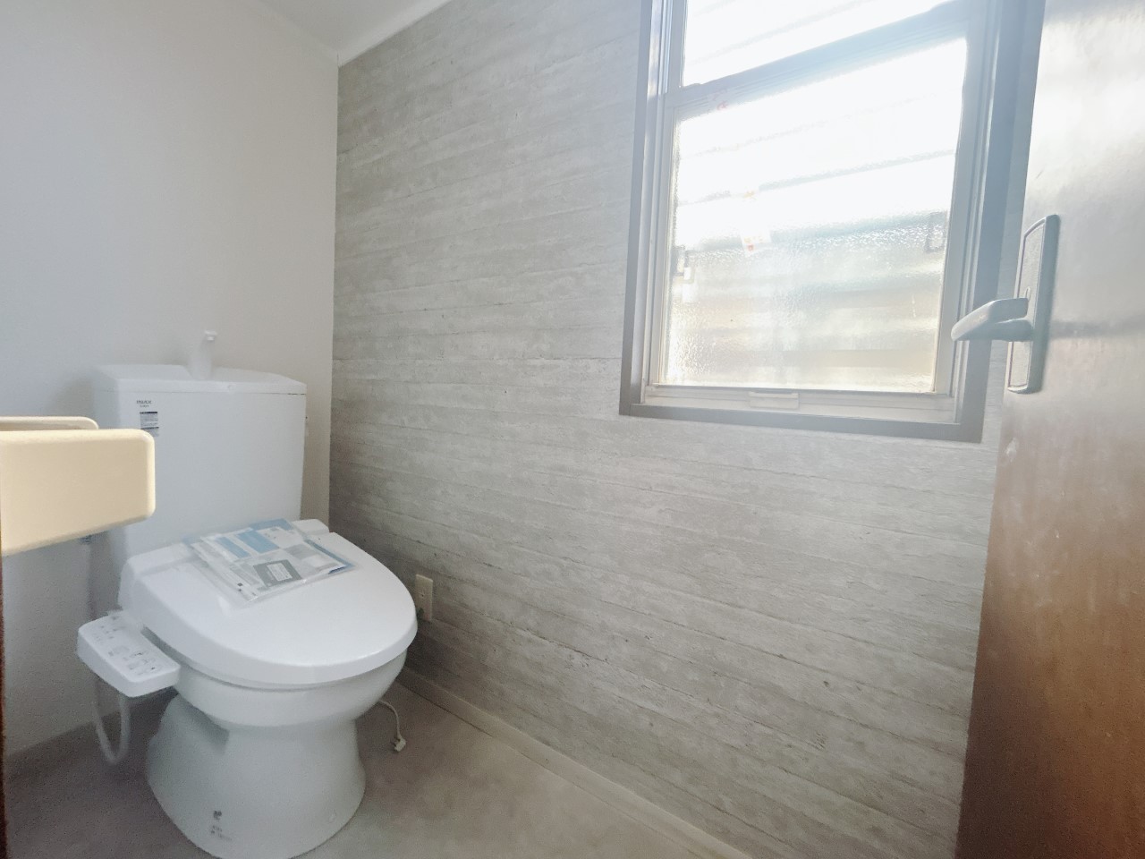 【トイレ】新しいトイレ本体を設置し、壁紙と床を張り替えました♪