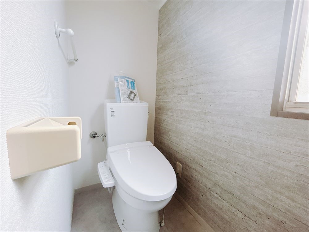 【トイレ】新しいトイレ本体を設置し、壁紙と床を張り替えました♪