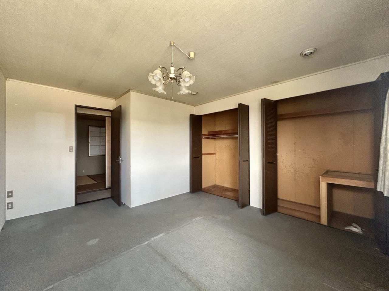 *. 2階洋室 .*　※リフォーム前写真  全室収納付きなので、お部屋が散らかりにくく広々と過ごすことができます＾＾