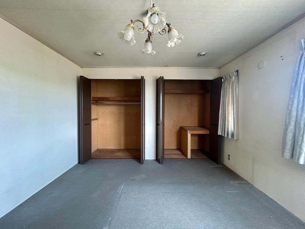 *. 2階洋室 .*　※リフォーム前写真  約11帖で寝室や子供部屋でもゆとりのある広さです♪
