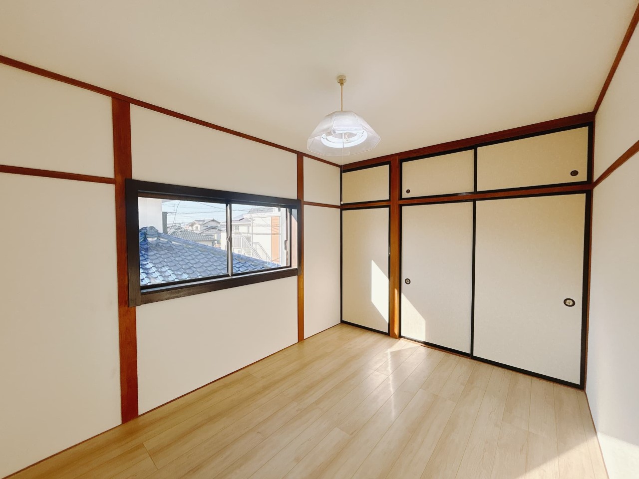 *. 2階洋室 .*　押入には季節ものが収納できます。