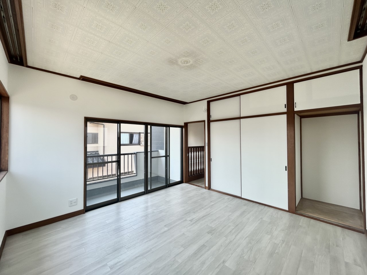 *. 2階洋室 .*　※リフォーム済  4枚引き違い窓でお部屋は明るく、解放感があります＾＾