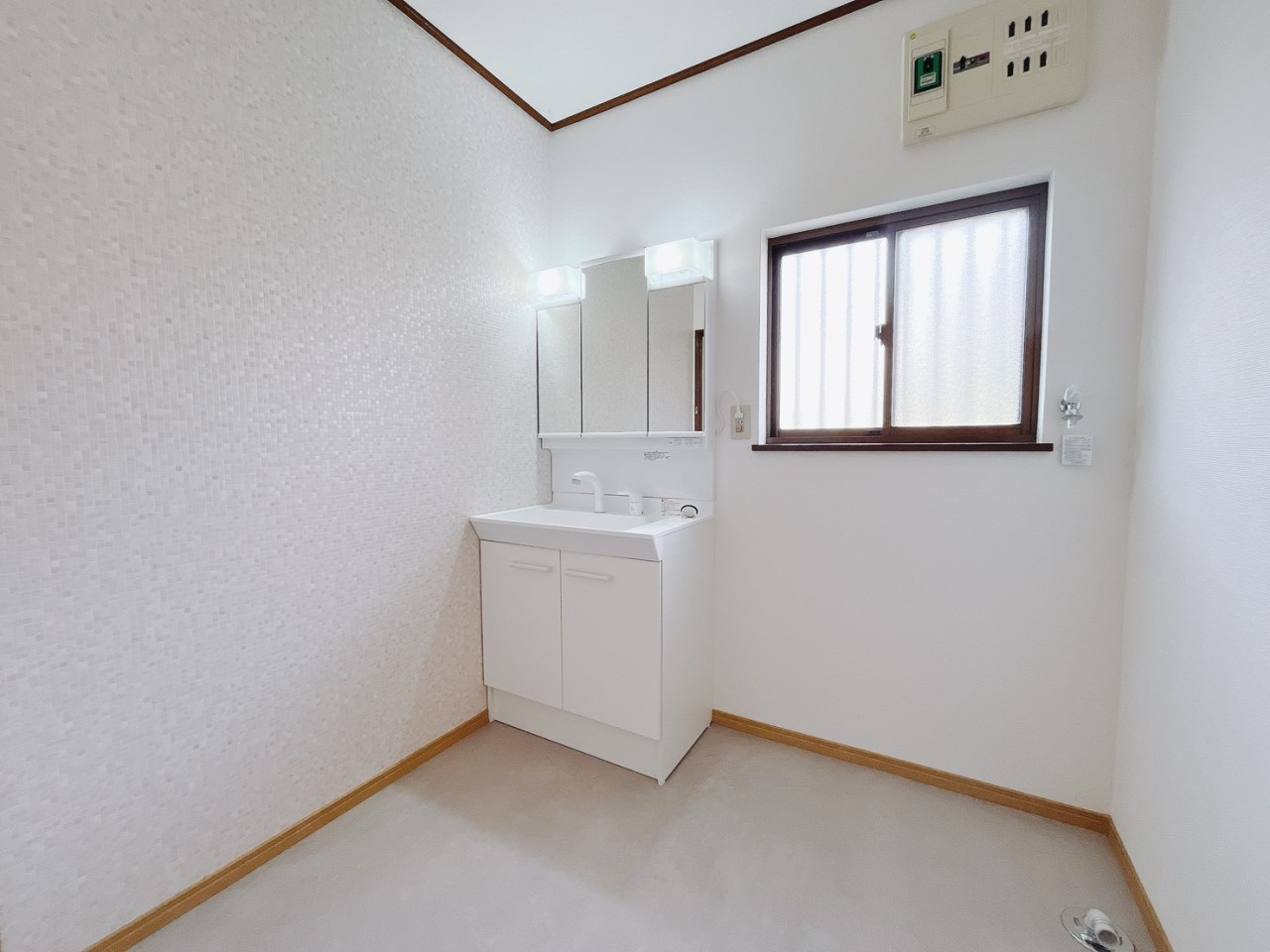 *. 洗面所 .*  洗濯機を置いても普段の生活に困らない十分な広さです。