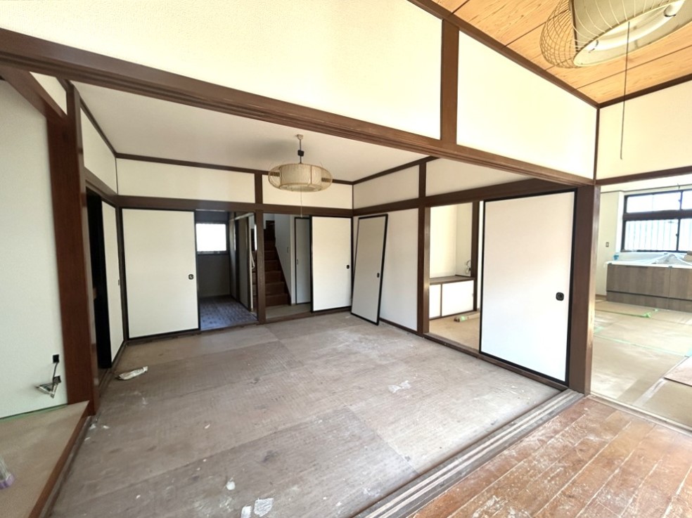 *. 1階和室 .*　※リフォーム中写真  独立した和室は急な来客時の対応や様々な用途に合わせて使用可能です！