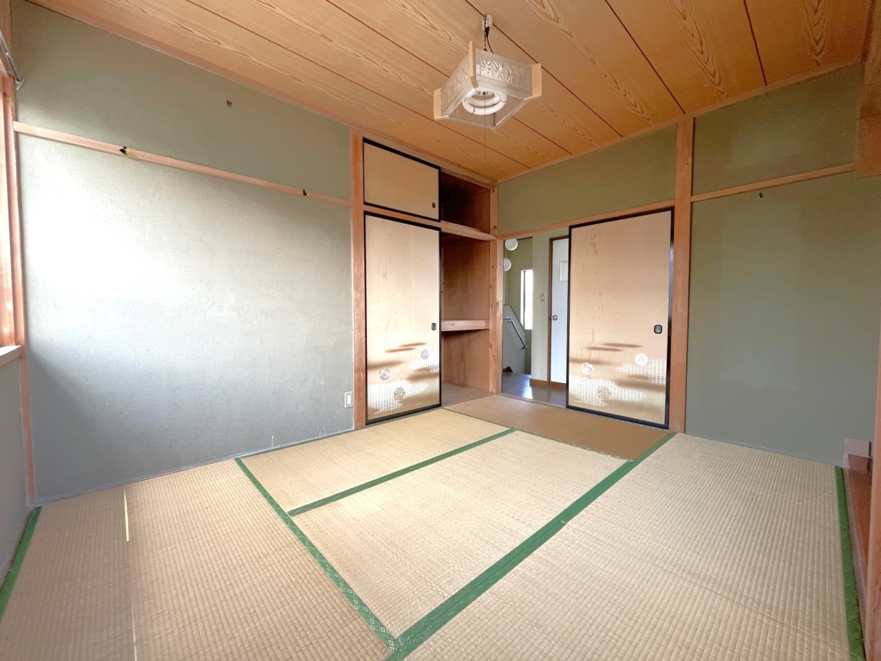*. 1 階和室 .*　※リフォーム前写真  和室があると、まるで旅館に泊まりに来たような空間ができて心が安らぎます。