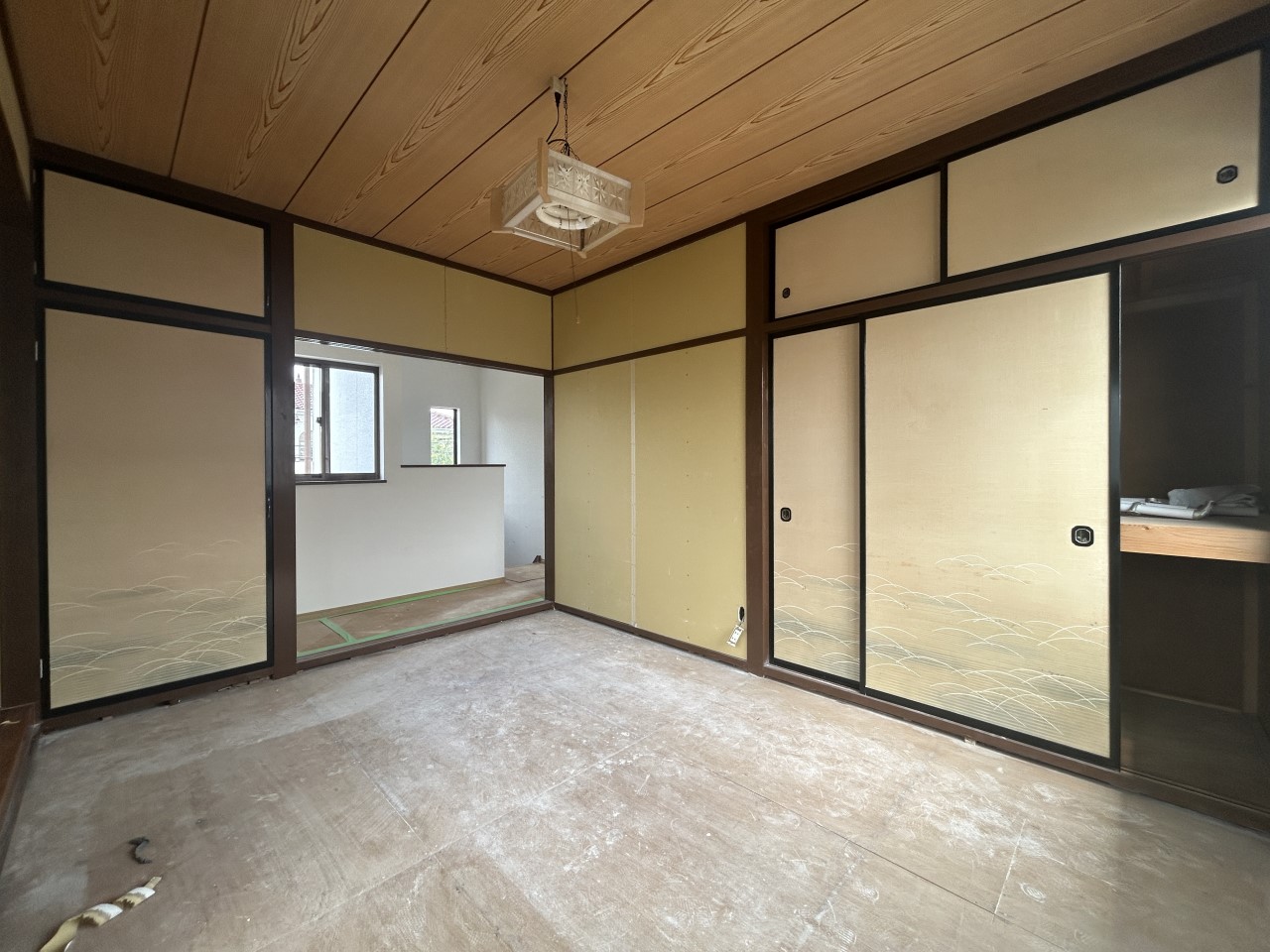 *. 2階和室 .*　※リフォーム中写真  和室の押入れには、予備の布団や枕、座布団などをすっきり収納することができます。