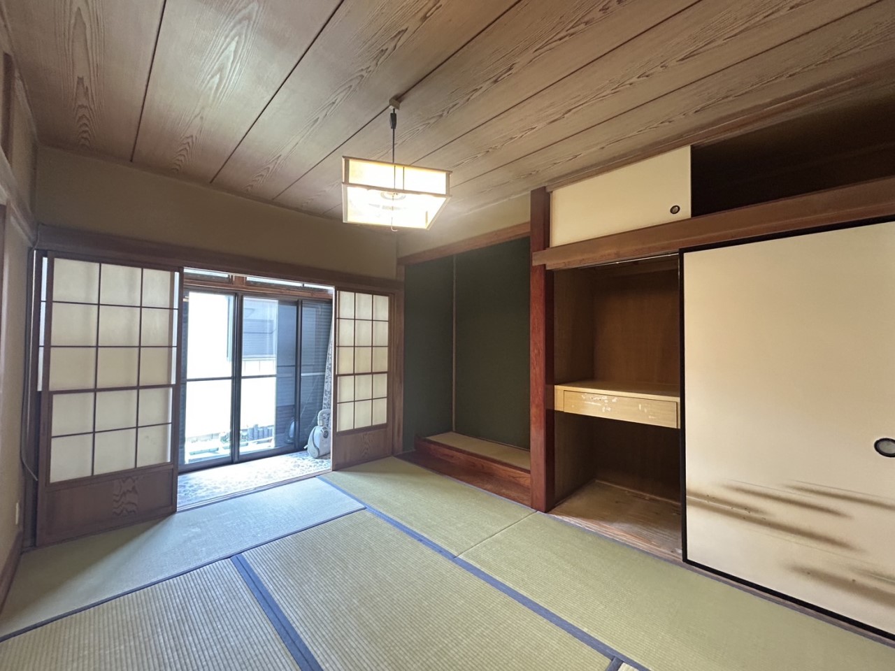 *. 1階和室 .*  のんびりと落ち着きのある和室は、客間やお子様のお昼寝のスペースとしても活躍します。