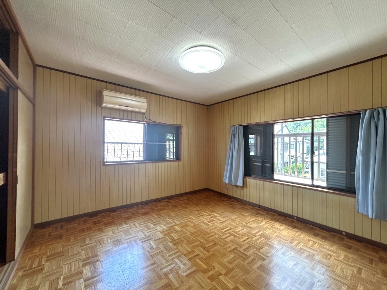 *. 2階洋室 .*  8帖の洋室はダブルベッドを置いても十分な広さです。