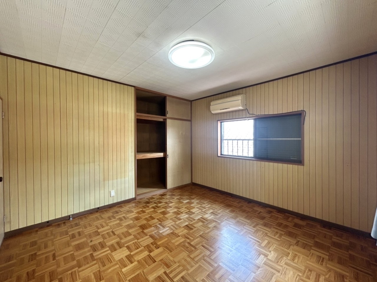 *. 2階洋室 .*   納付きなので、お部屋が散らかりにくく広々と過ごすことができます＾＾
