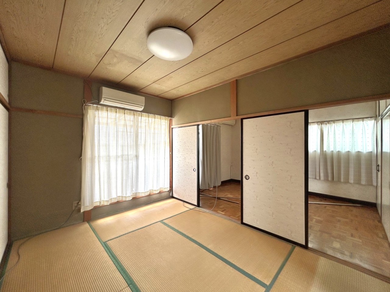 *. 2階洋室 .*  6帖の明るいお部屋です♪※リフォーム前写真