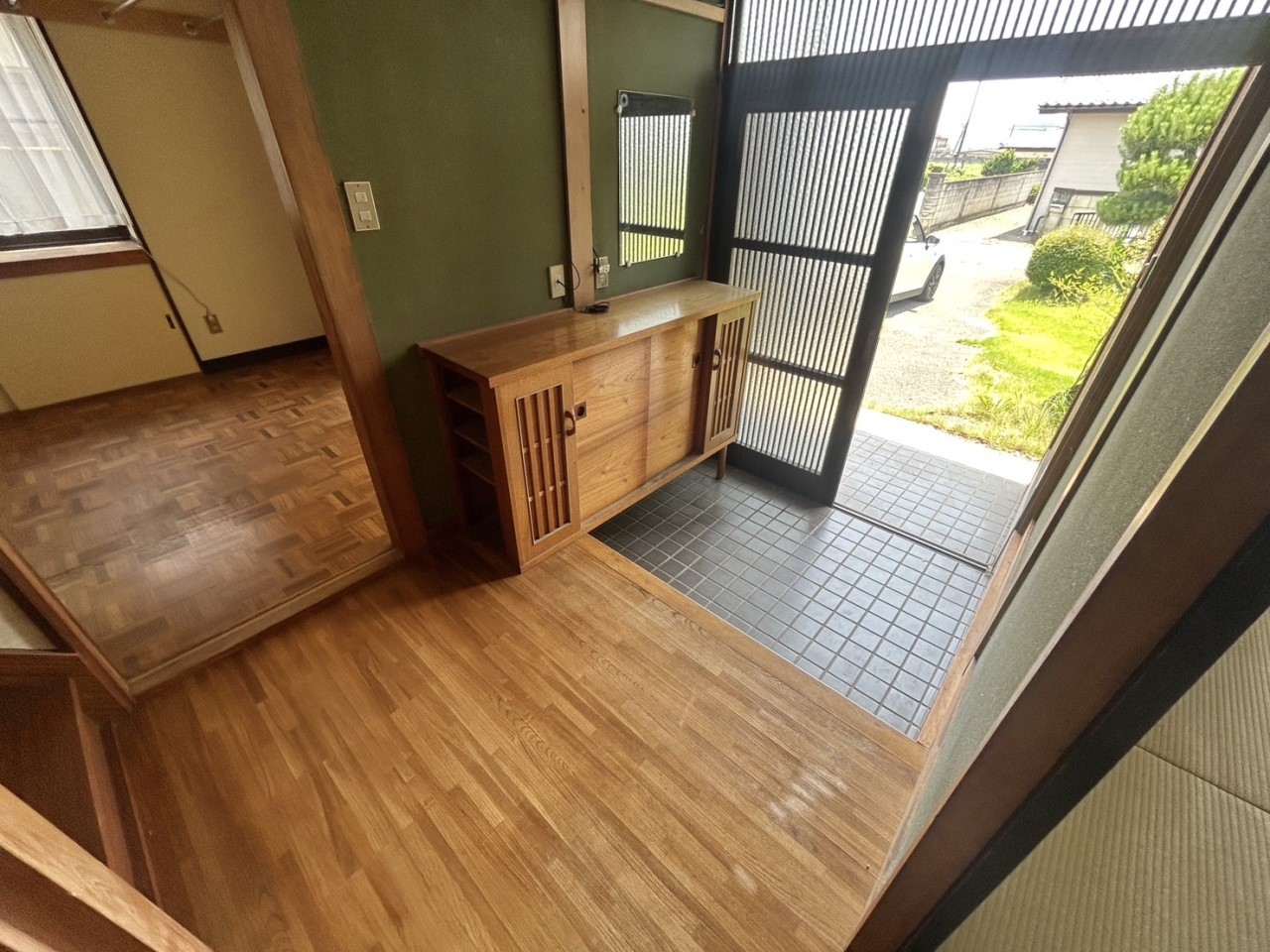 *. 玄関 .*  靴で散らかりがちな玄関も、下駄箱ががあればいつでもスッキリ♪急な来客でも玄関を急いで片付ける必要がなく安心です。※リフォーム前写真