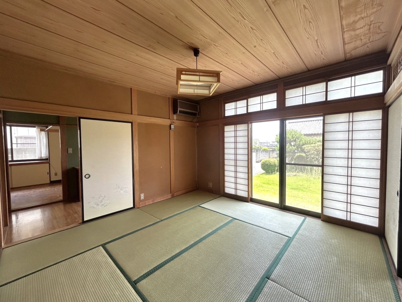 *. 1階和室 .*  和室があると、まるで旅館に泊まりに来たような空間ができて心が安らぎます。※リフォーム前写真