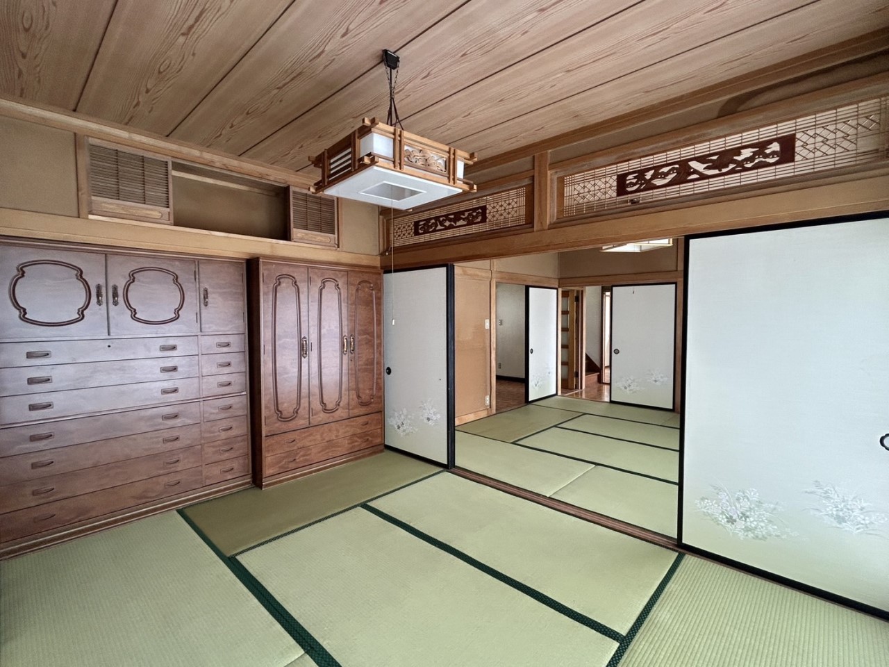 *. 2階和室 .*  のんびりと落ち着きのある和室は、客間やお子様のお昼寝のスペースとしても活躍します。※リフォーム前写真