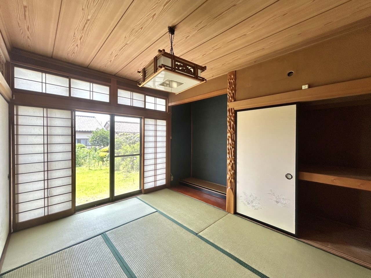 *. 1階和室 .*  押入れには予備の布団や枕、座布団などをすっきり収納することができます。※リフォーム前写真