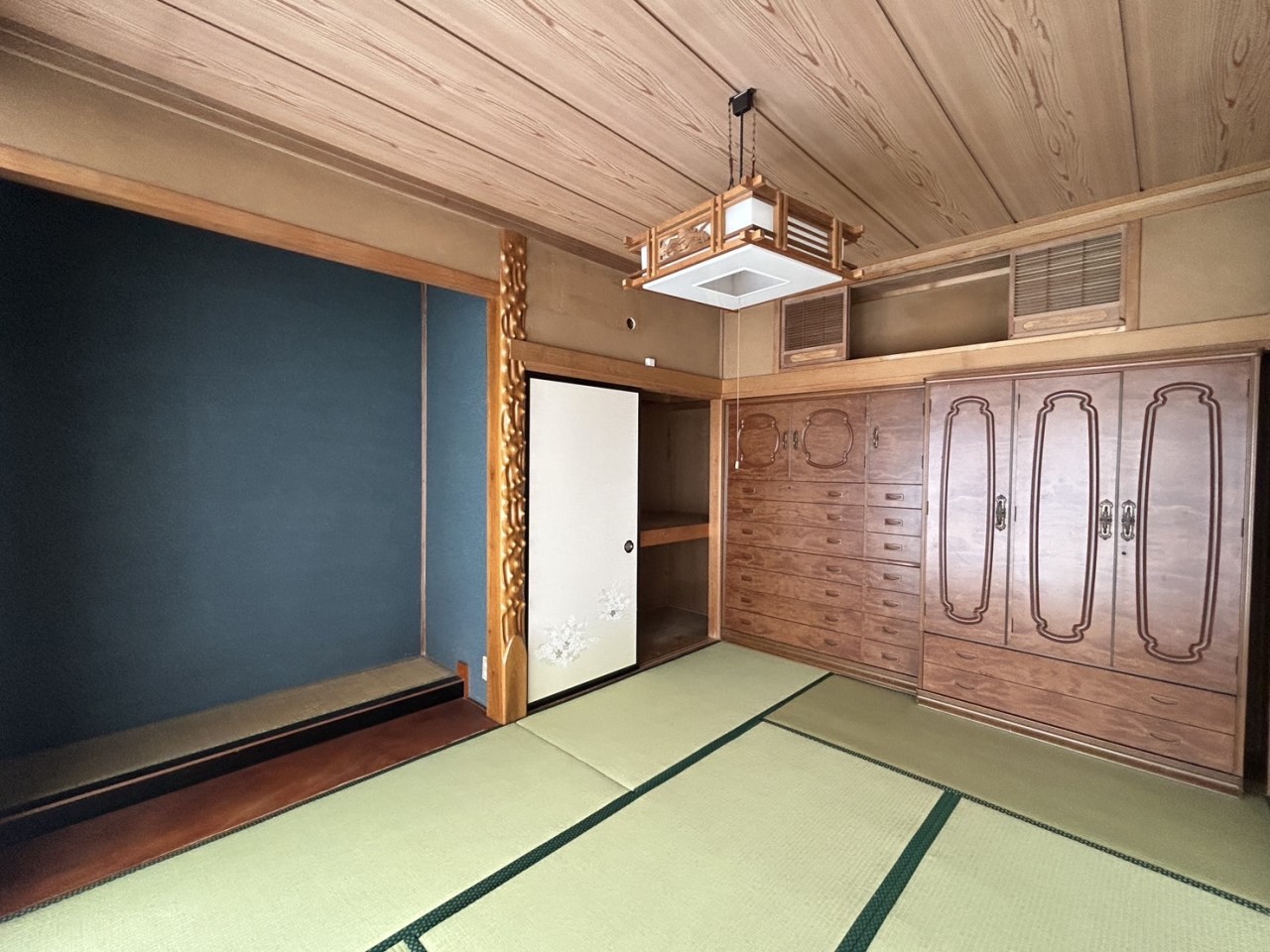 *. 1階和室 .*  押入れには予備の布団や枕、座布団などをすっきり収納することができます。※リフォーム前写真