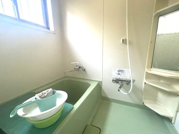 【浴室】窓がある開放的な浴室♪  ※リフォーム前写真